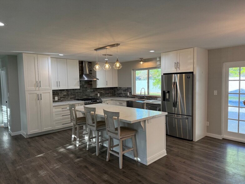 Building Photo - 8161 N 1st Dr