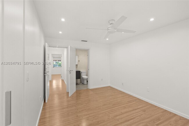 Building Photo - 3130 Bird 3