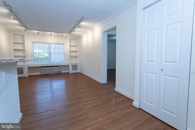 Building Photo - 1612 W Abingdon Dr