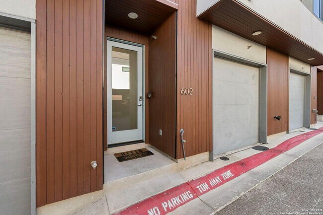 Building Photo - 102 Tendick St