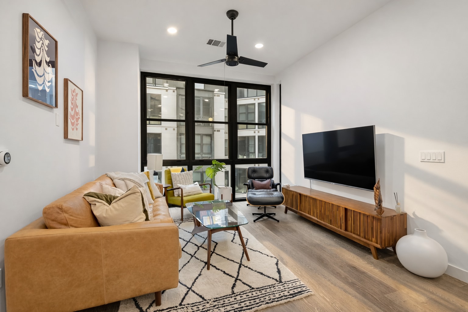 Building Photo - 800 Embassy Dr