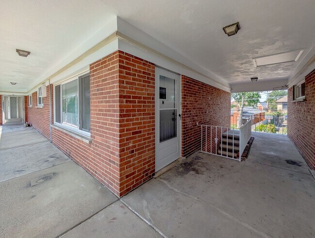 Building Photo - 724 N Western Ave