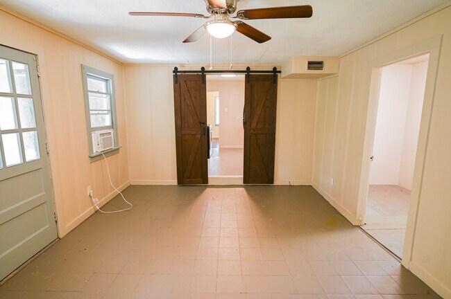 Building Photo - 350 Pineview Dr