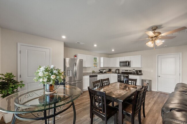 Building Photo - Modern Spacious 5-Bedroom Home Built in 2023