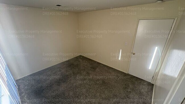 Building Photo - 4 bedroom 2 bathroom split wing home in North Bakersfield