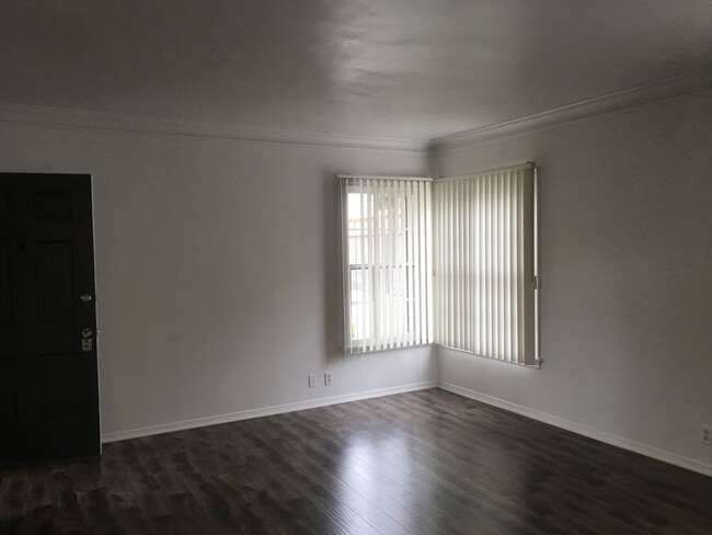 Interior Photo - 820-830 1/2 S. Serrano Ave