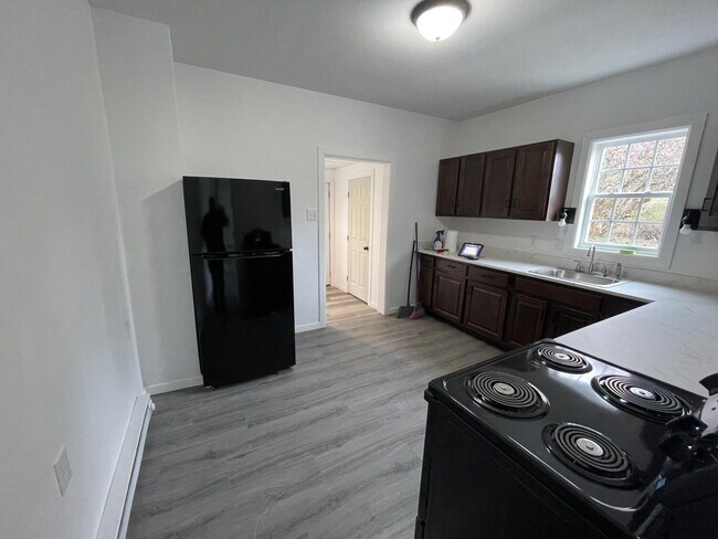 Building Photo - 252 River Rd