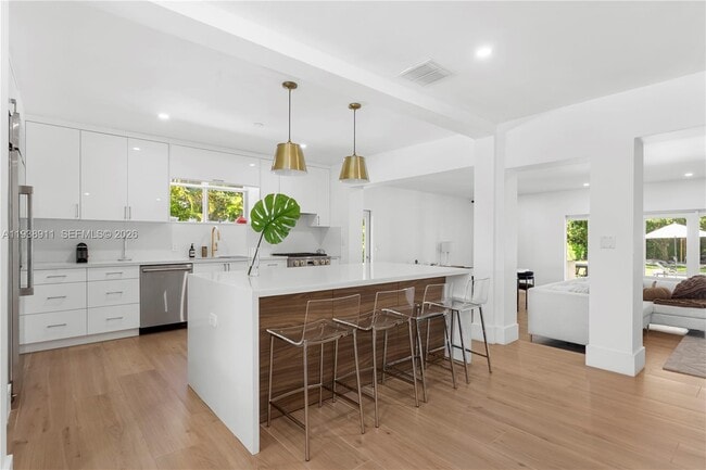 Building Photo - 7825 SW 72nd Ave