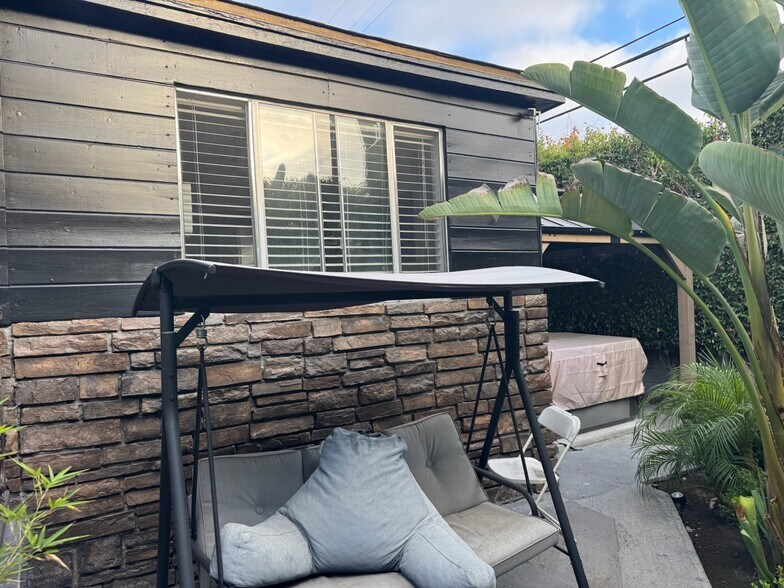 Building Photo - 1200 Tamarind Ave