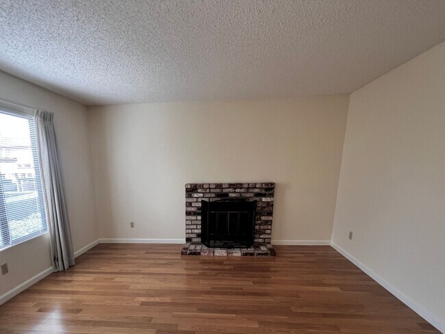 Building Photo - Spacious 3 bedroom 1.5 bath