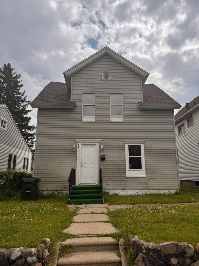 Building Photo - Large 4 bedroom Home