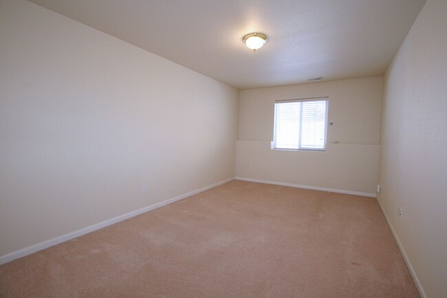 Building Photo - Appealing 3 Bedroom Townhouse Located in G...