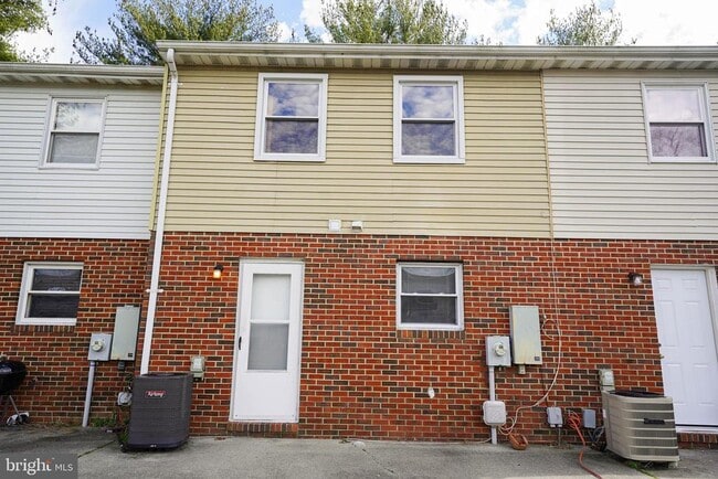 Building Photo - 738 Hemlock St