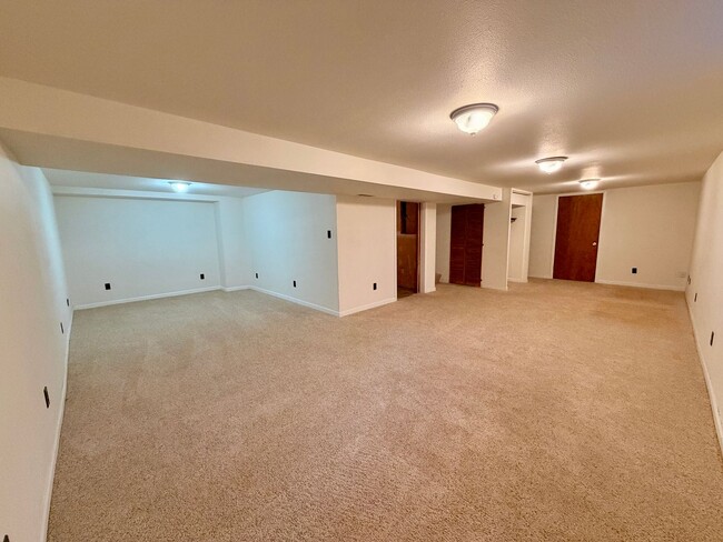 Building Photo - Amazing 3bed/2 bath with finished basement.