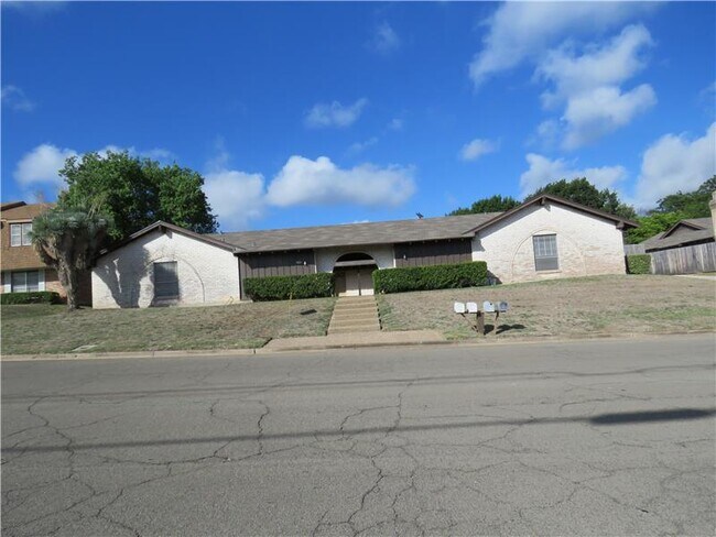 Primary Photo - 1104 Woodland W Dr