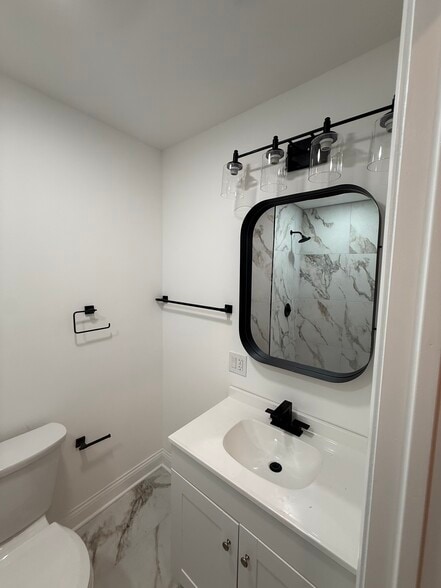 Master bathroom - 1629 W Granville Ave