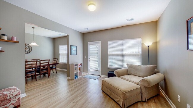 Building Photo - 3 bedrooms, 2 bathrooms in the City of Ric...