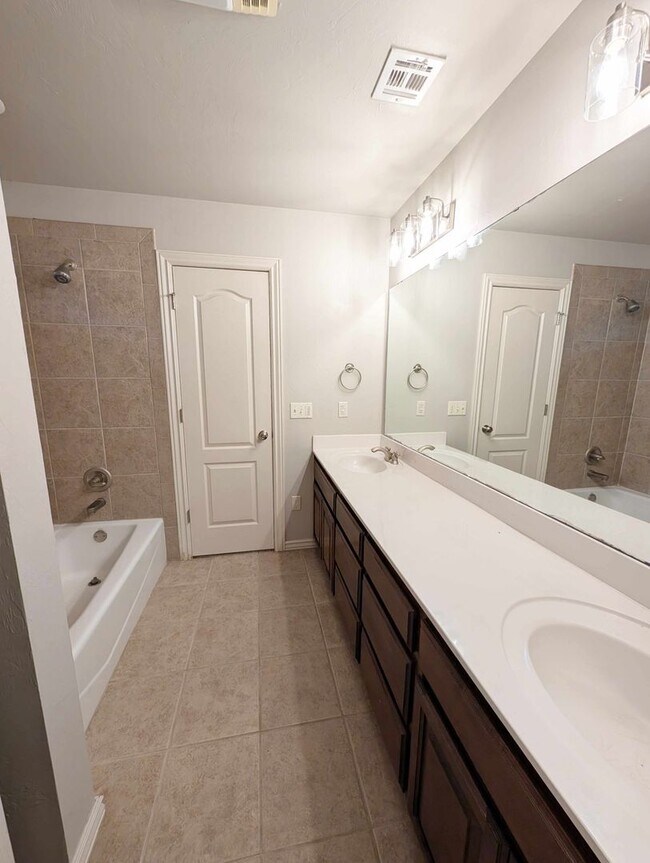 Building Photo - Three Bedroom Plus Study in Edmond