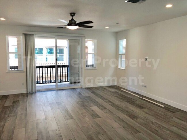 Building Photo - Beautiful tri-level 3 Bd/2.5 Ba, 2000 sf single-family house in Pleasant Hill available for lease...