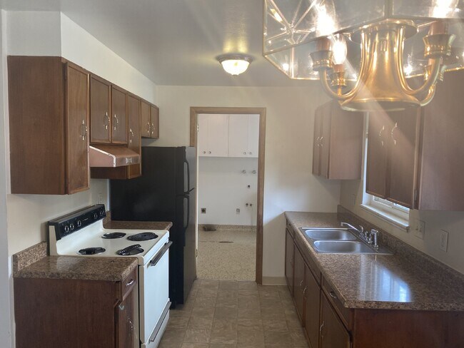 Building Photo - Remodeled Two Bedroom One Bathroom with Ya...
