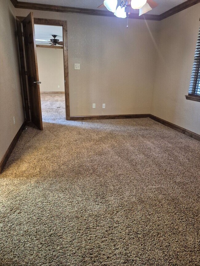 Building Photo - Cabin living in the suburbs