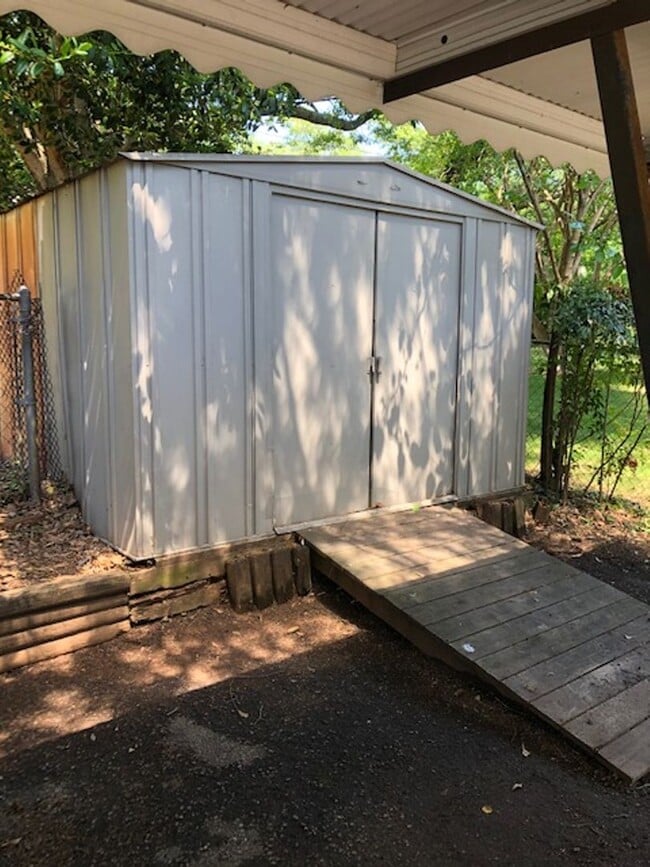 Building Photo - 2 BR, 1 Bath Bungalow located 1 mile from ...