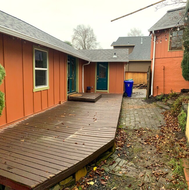 Building Photo - 5105 SE Rex Dr