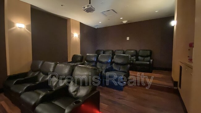 Building Photo - 880 Mandalay Ave