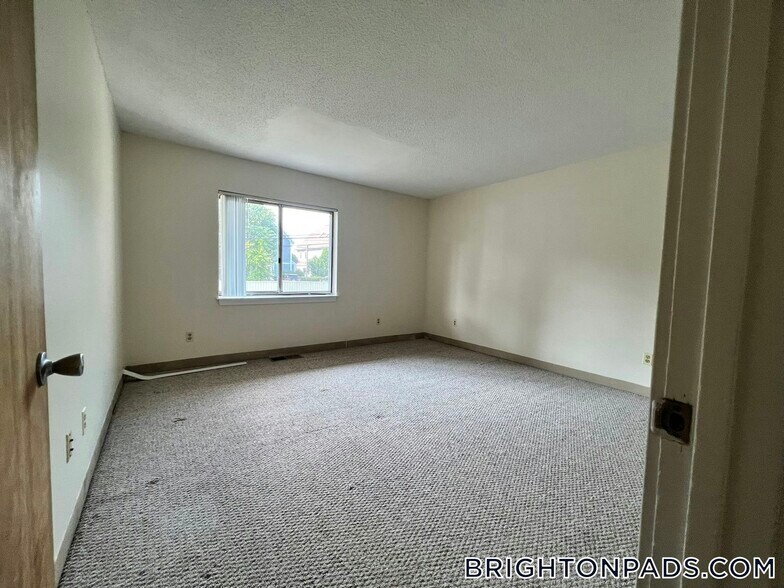 Building Photo - 150 N Beacon St