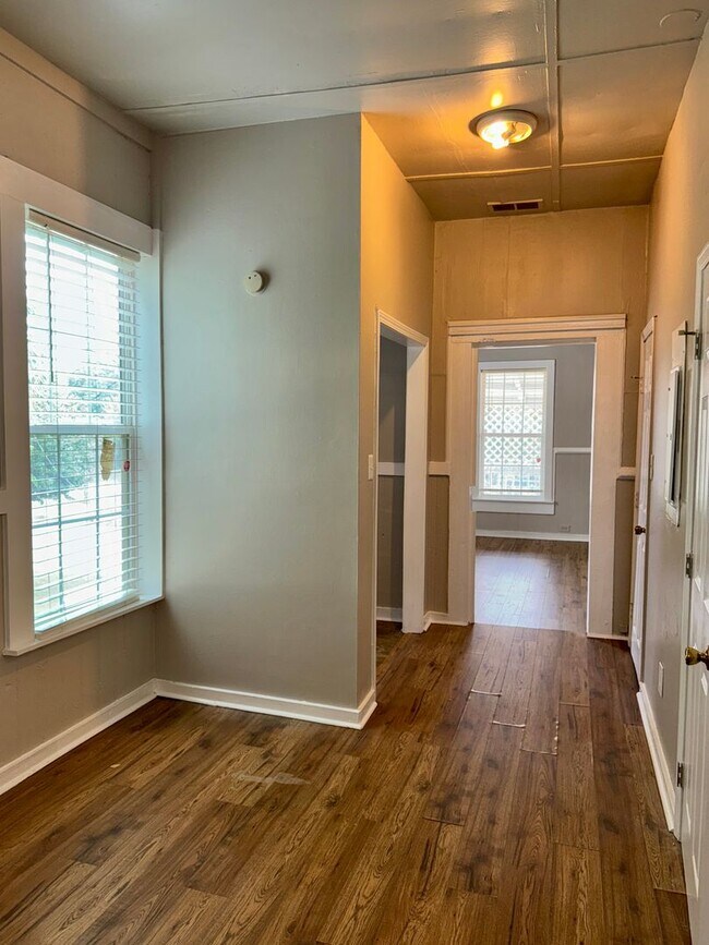 Building Photo - 2 Bedroom Cottage with Charm!