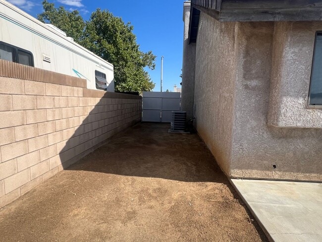 Building Photo - (APPLICATION PENDING) East Lancaster Home