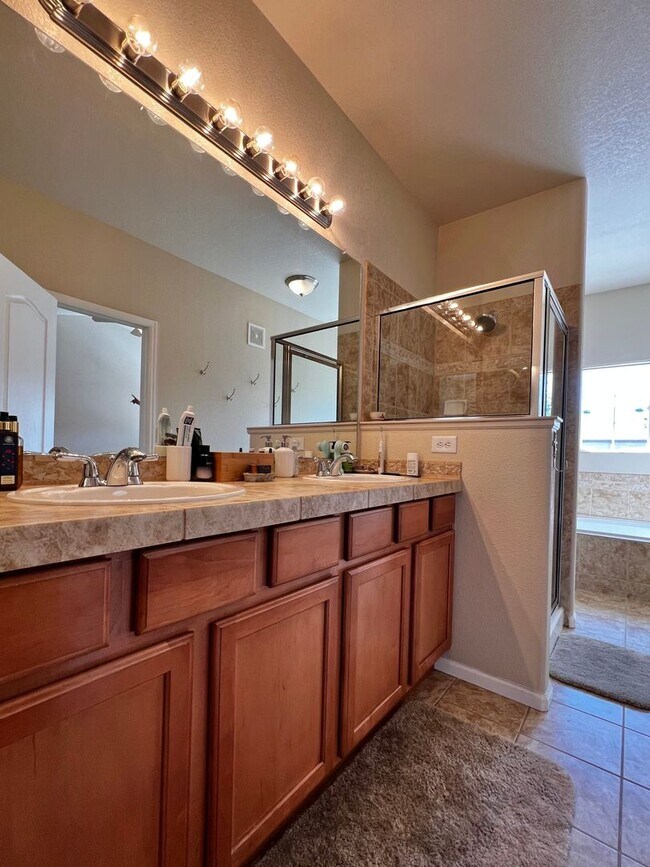Building Photo - Beautiful 2 Bed 2.5 Bath Condo Near Observ...