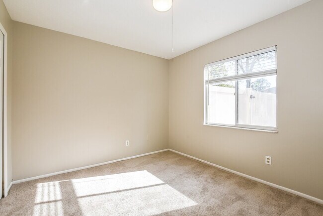 Building Photo - 208 12 League Cir