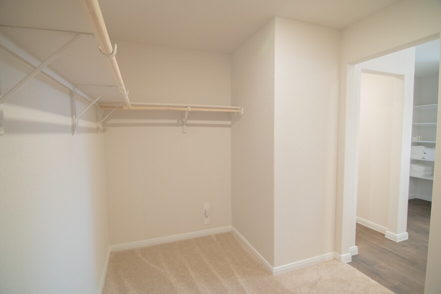 Building Photo - Room in House on Briggs Ln