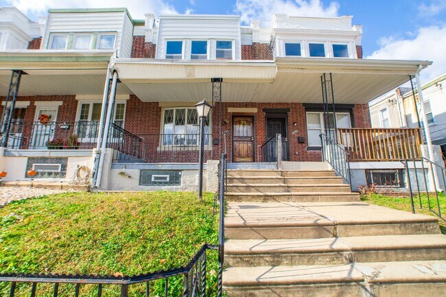 Building Photo - LaSalle Home with Three Bedrooms and Den