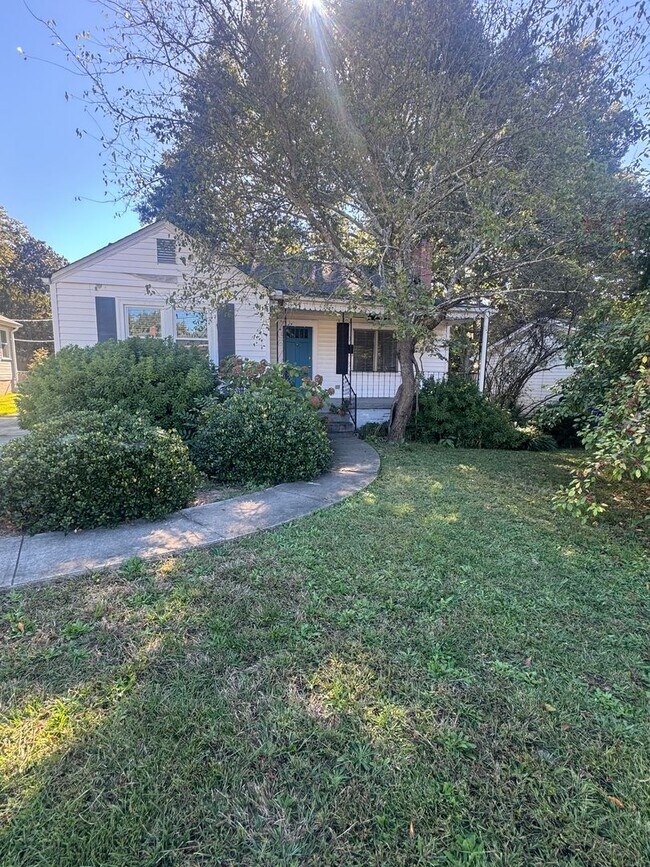 Building Photo - Fantastic Location & Price......More pictures to come!