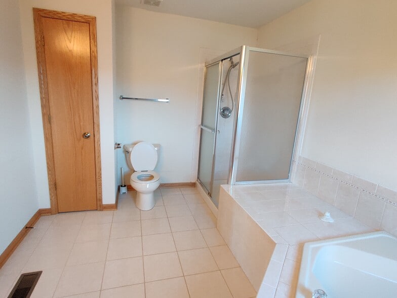 Master Bath - 7810 Brookside Glen Dr