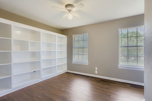 Building Photo - 4819 Brooklawn Dr