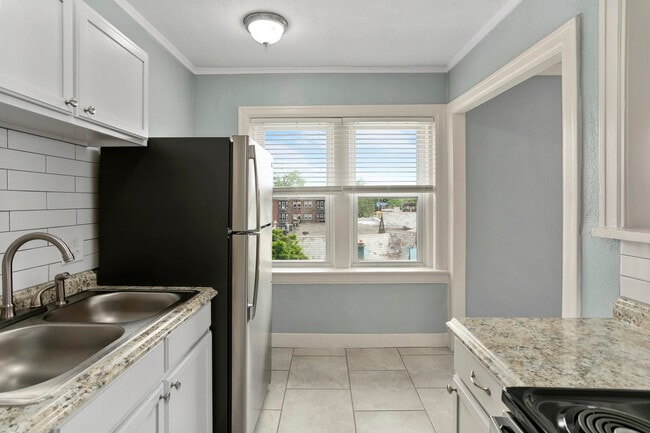 Building Photo - 722 W 37th St