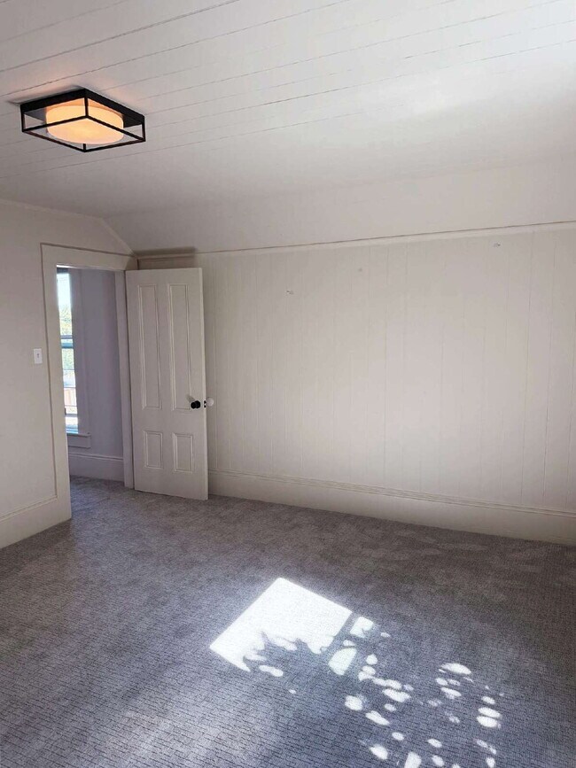 Building Photo - Spacious Two-Story Ranch Home Near Sonoma