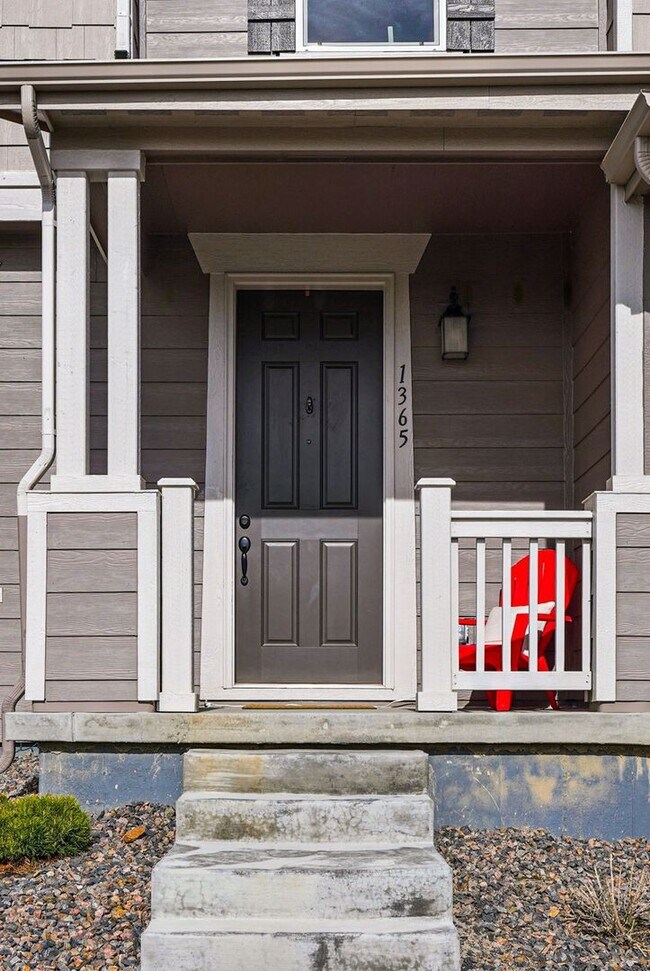 Building Photo - Spacious 3BR/3BA Townhome-Available NOW! $...