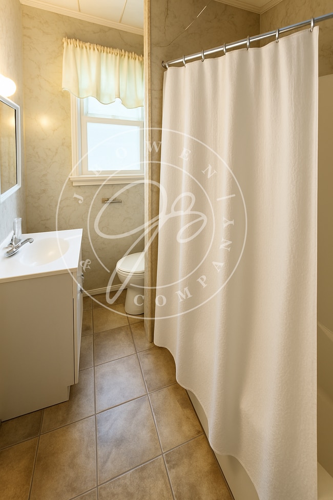 Building Photo - 4 bed 2 bath with 1st floor bedroom and ba...