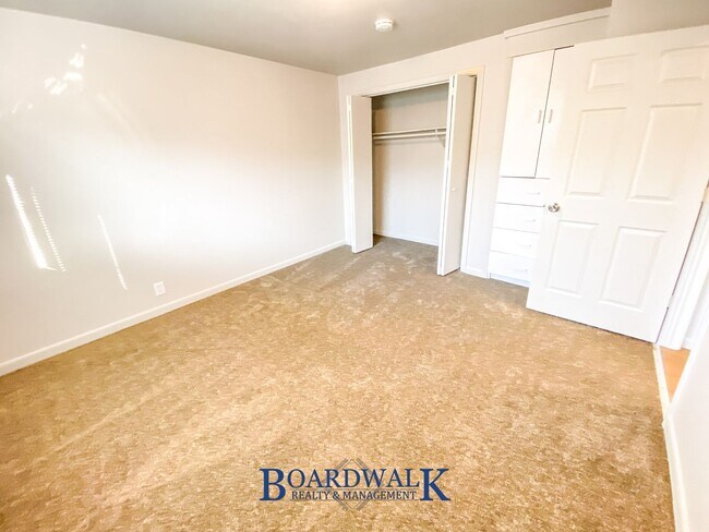 Building Photo - 253 E Crestone Ave