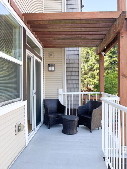 Front north facing balcony with sliding glass doors - 15458 SW Mallard Dr