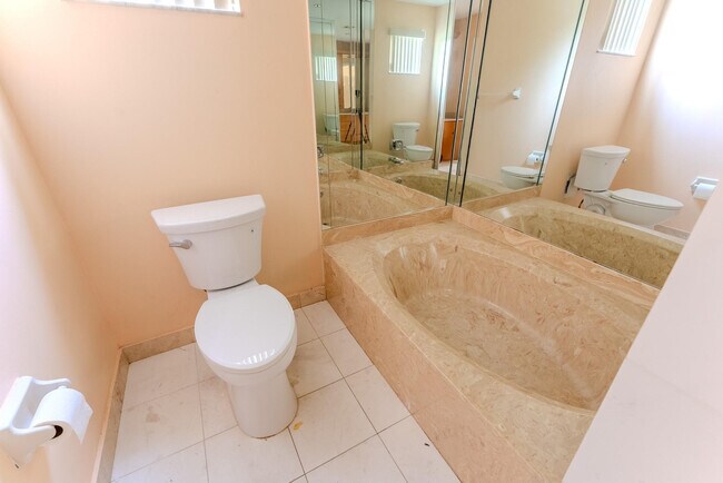 Building Photo - 626 NE 195th St