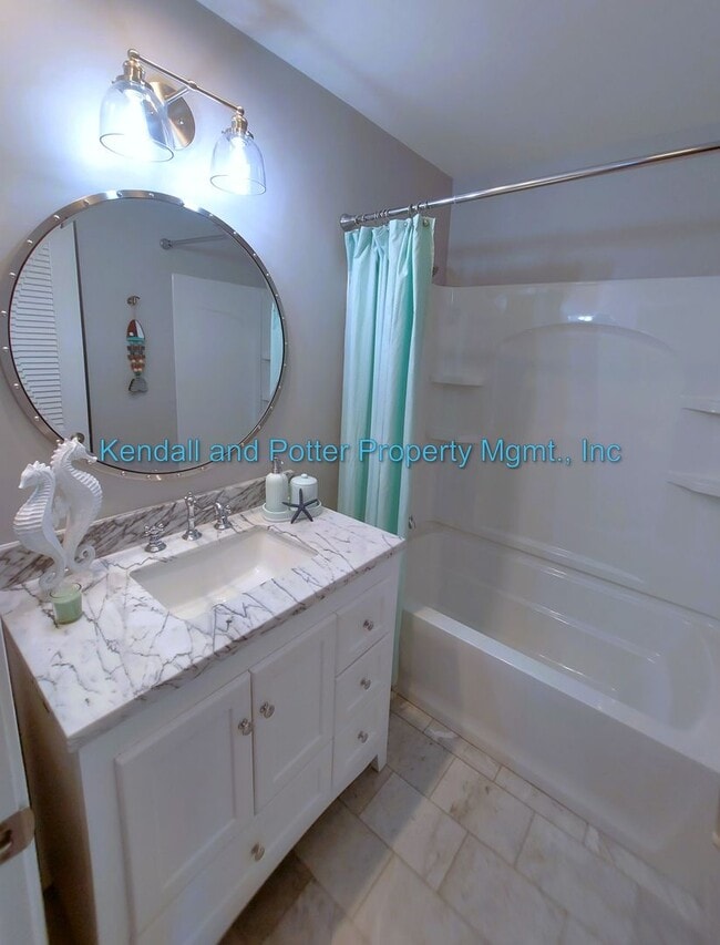 Building Photo - Impeccable 2BR, 1BA Capitola Condo with Oc...