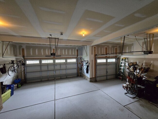 Building Photo - Spacious 4BR + Bonus, 4.5BA Home with 3-Car Garage in Brightleaf at the Park