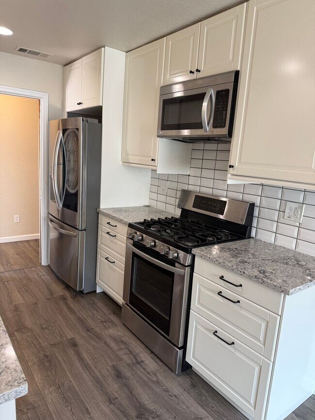 Building Photo - Recently Remodeled Home in Charming Neighborhood