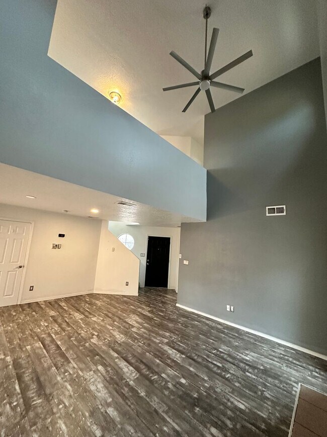 Building Photo - Tons of Character! 3 bed 2.5 bath amazing ...