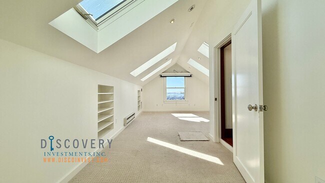 Building Photo - Panoramic Hill Estate with Sweeping Views